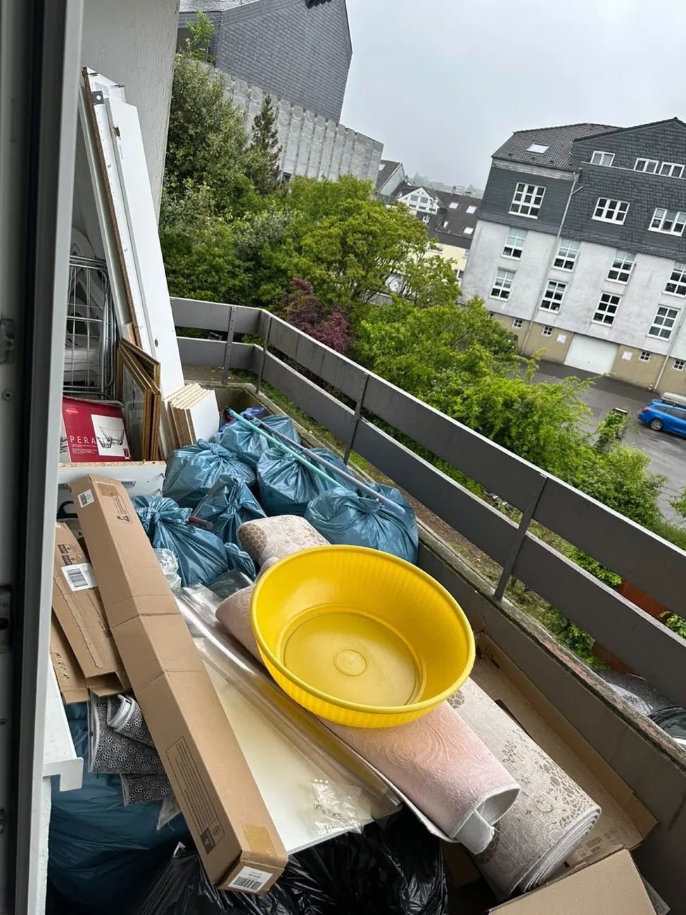 Mit Sperrmüll vollgestellter Balkon
