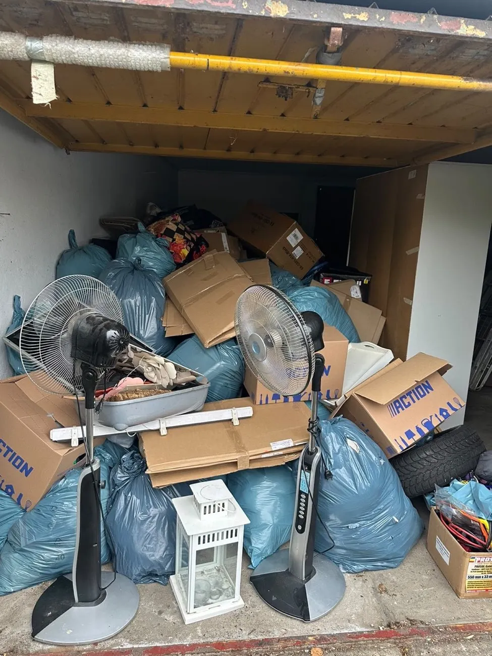 Vollgestellte Garage vor der Entrümpelung