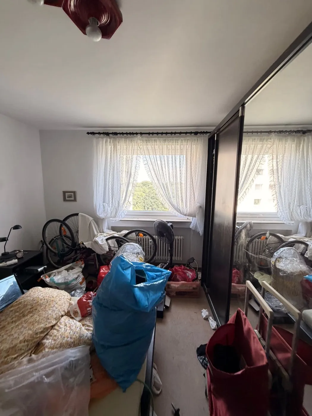 Messie-Schlafzimmer vor der Räumung