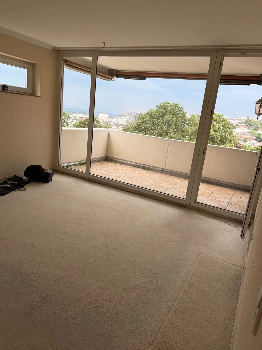 Geräumtes, sauberes Wohnzimmer